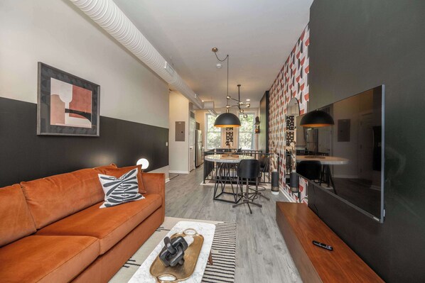 Apartment, 1 Queen-Bett, Küche, Stadtblick (Queen City Views 1) | Wohnbereich | Fernseher