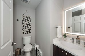Apartment, 1 Queen Bed, Kitchen, City View (Queen City Views 1) | Bathroom - Queen City Views 1 Chic 1 Bdr! (Cincinnati)