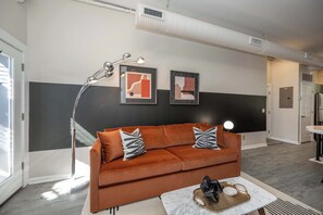 Appartement, 1 grand lit, cuisine, vue ville (Queen City Views 1) | Coin séjour | Télévision