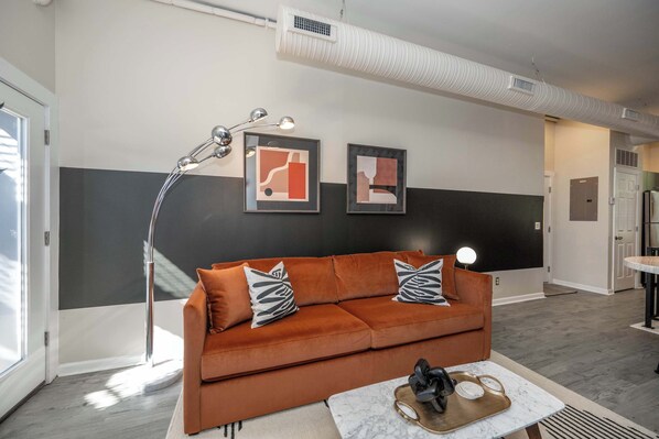 Apartment, 1 Queen-Bett, Küche, Stadtblick (Queen City Views 1) | Wohnbereich