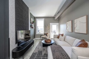 Apartment, 1 King Bed, Kitchen, Garden View (Queen City Views 4) | Living area