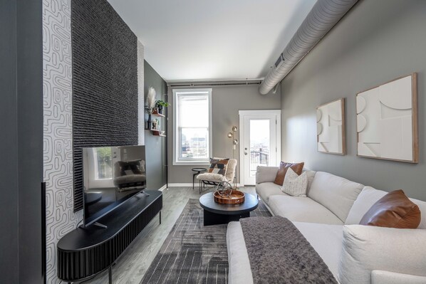 Apartamento, 1 cama King, cozinha, vista para o jardim (Queen City Views 4) | Área de estar | TV