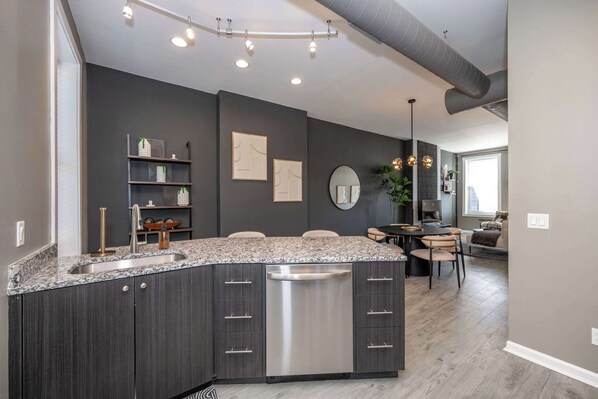 Apartment, 1 King Bed, Kitchen, Garden View (Queen City Views 4) | Interior