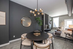 Apartamento, 1 cama King, cozinha, vista para o jardim (Queen City Views 4) | Parte interna