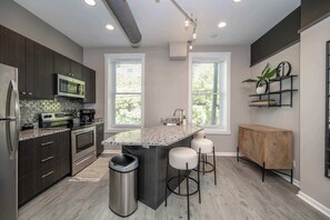 Apartment, Multiple Beds, Kitchen, City View (Queen City Views 3) | Private kitchen | Fridge, microwave, oven, stovetop