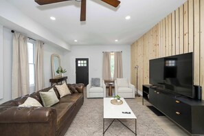 Maison, plusieurs lits, cuisine, vue jardin (Heights on Wayne by Blackhouse) | Coin séjour | Télévision