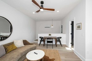 Maison, plusieurs lits, cuisine, vue jardin (Heights on Wayne by Blackhouse) | Coin séjour | Télévision