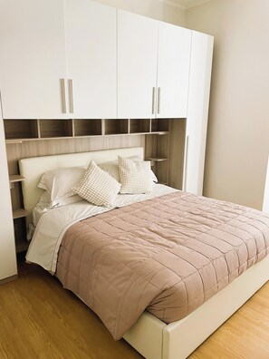 2 habitaciones, tabla de planchar con plancha y cuna de viaje
