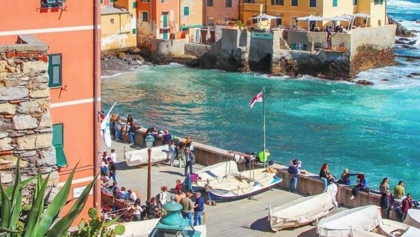A coastal town with colorful buildings, a pier with people and boats, and a clear blue sea. - Goa Sea Apartment - Free Parking with Direct Access (Genova)