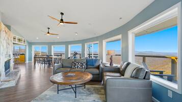 Smart TV, chimenea y libros