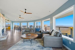 Smart-TV, Kamin, Bücher