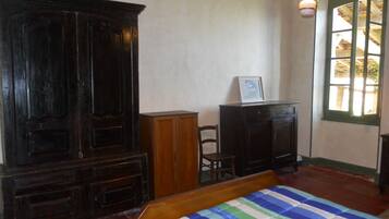 3 slaapkamers, een bureau, een strijkplank/strijkijzer