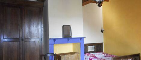 3 bedrooms, desk, iron/ironing board