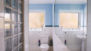 A bathroom with two sinks, a toilet, and a large mirror. - Apartmentsleeps3-balcony-valleyview-parking (Hemel Hempstead)