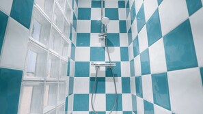 Apartment | Bathroom | Shower, towels - Apartmentsleeps3-balcony-valleyview-parking (Hemel Hempstead)