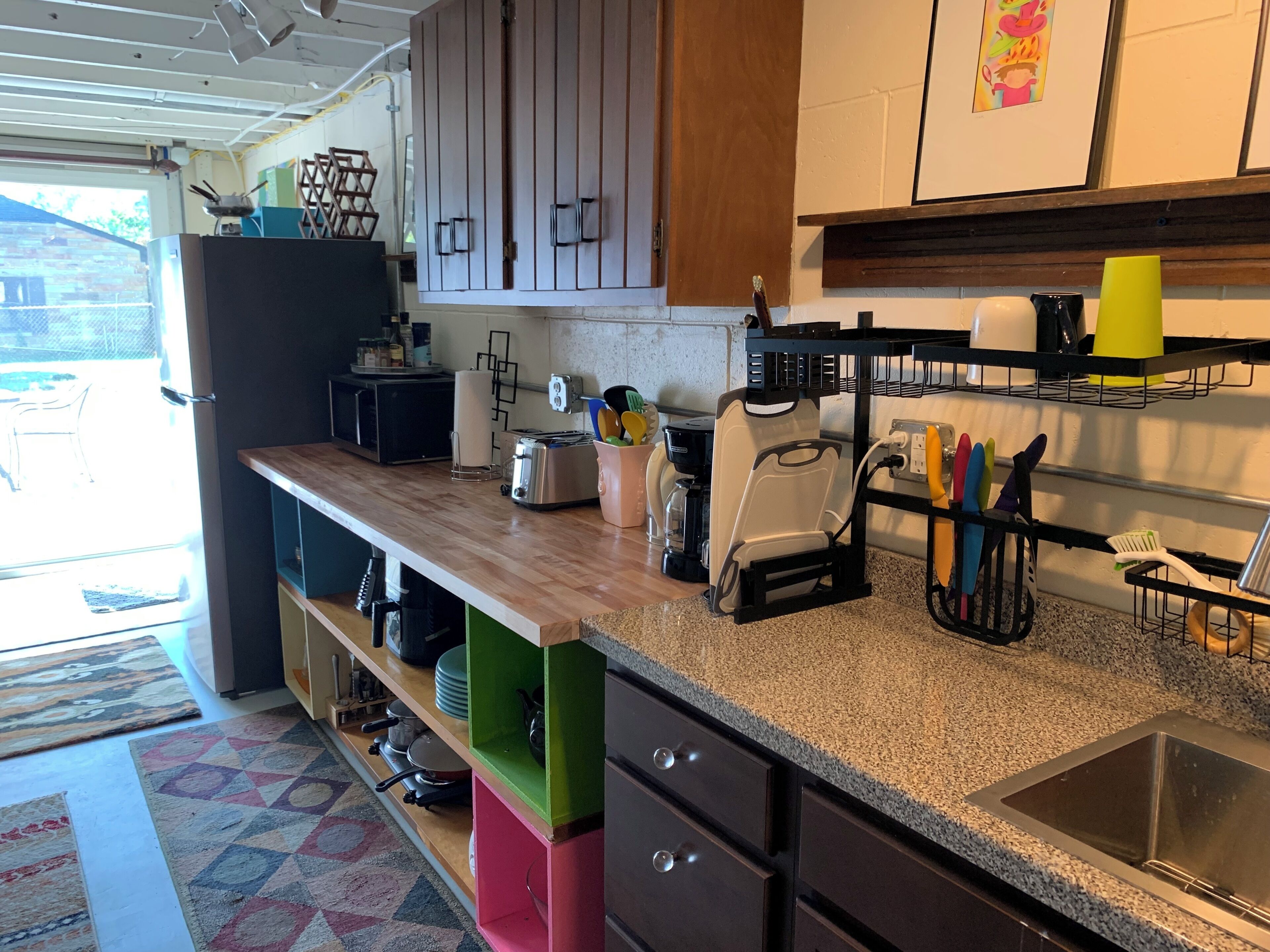 Réfrigérateur, micro-ondes, cafetière/bouilloire, bouilloire électrique