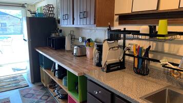 Réfrigérateur, micro-ondes, cafetière/bouilloire, bouilloire électrique