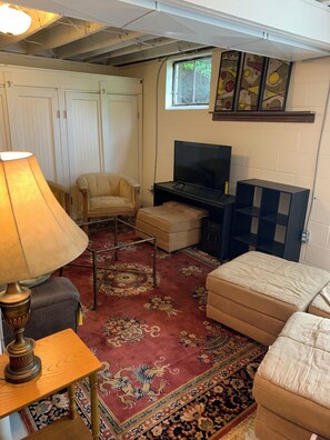 Smart TV, DVD player, books - Fun & Funky! Stay in a functioning fine art archive--Blocks from the IU campus. (Bloomington)
