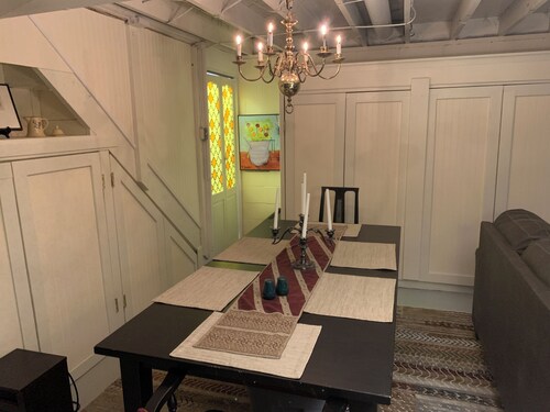 Fun & Funky! Stay in a functioning fine art archive--Blocks from the IU campus.