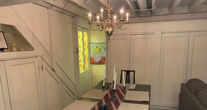 Fun & Funky! Stay in a functioning fine art archive--Blocks from the IU campus.