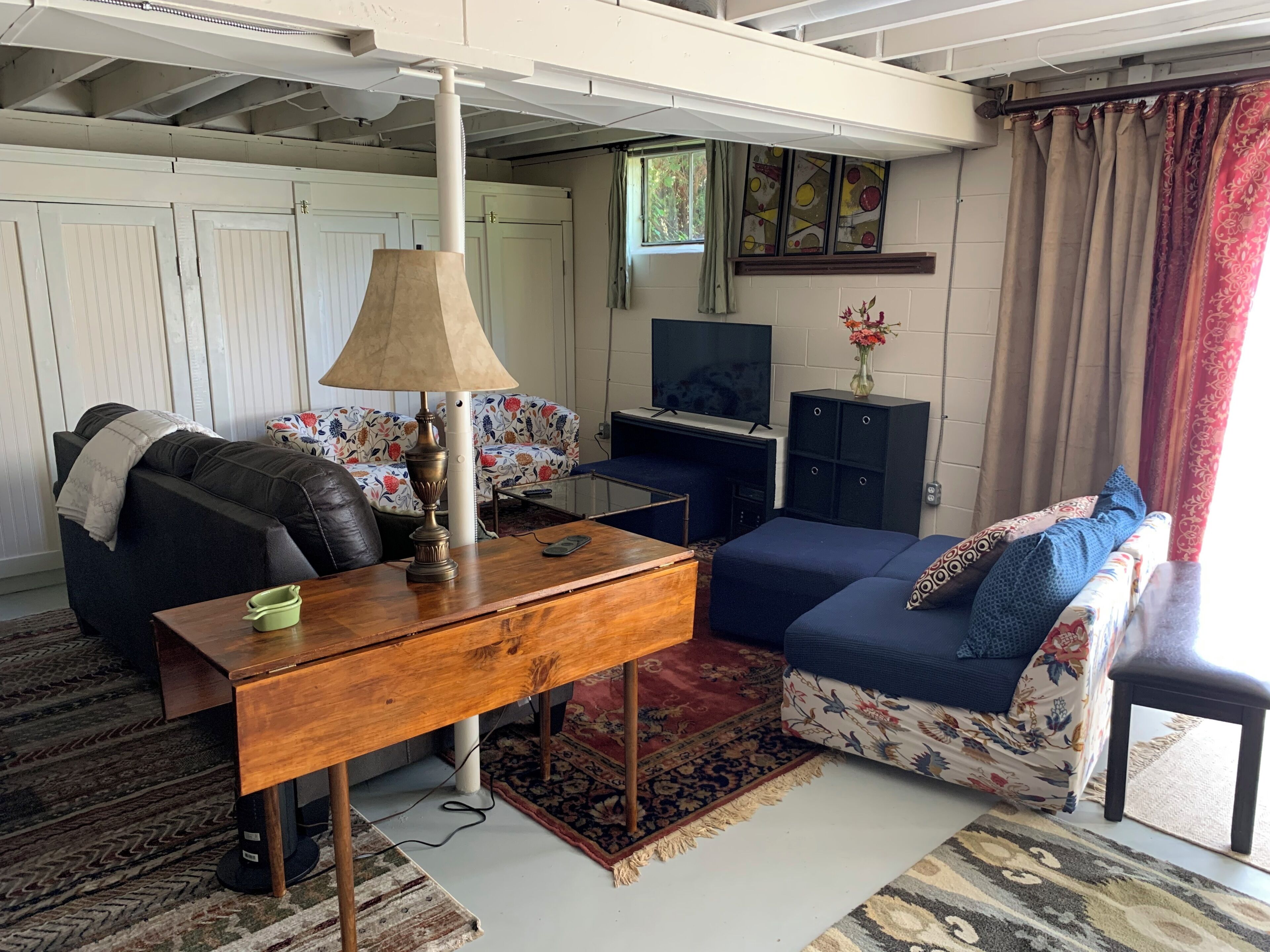 TV connectée, lecteur de DVD, livres