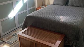 1 dormitorio, escritorio, tabla de planchar con plancha y cuna de viaje