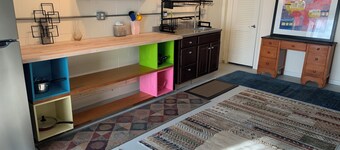Fun & Funky! Stay in a functioning fine art archive--Blocks from the IU campus.