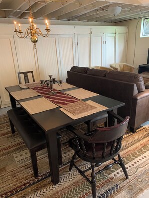 Dining - Fun & Funky! Stay in a functioning fine art archive--Blocks from the IU campus. (Bloomington)