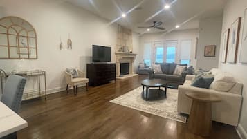Smart TV, fireplace