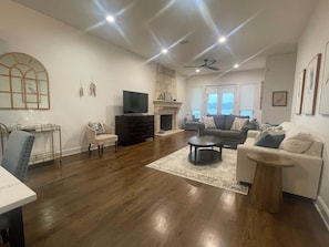 Smart TV, fireplace