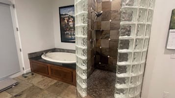 Douche, baignoire à jets, serviettes fournies, savon
