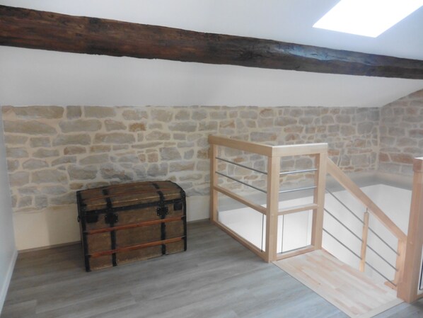 Interior - New apartment in stone house near A6 exit (Saint-Martin-Belle-Roche)