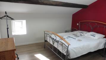 2 chambres, fer et planche Ă repasser, Wi-Fi gratuit, draps fournis