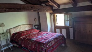 4 habitaciones, escritorio y tabla de planchar con plancha 