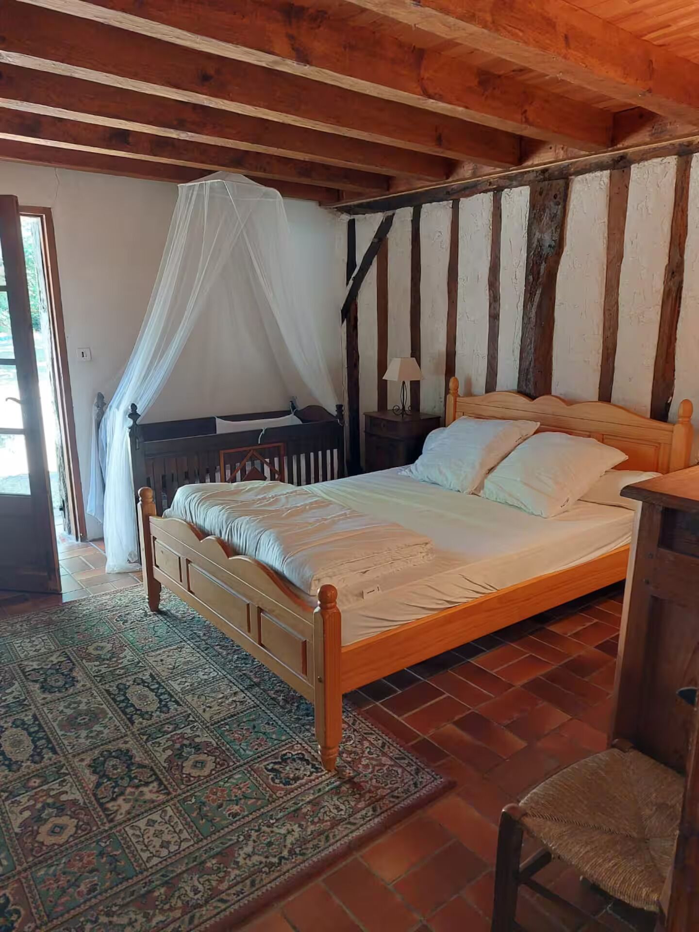 4 chambres, bureau, fer et planche à repasser, lit parapluie