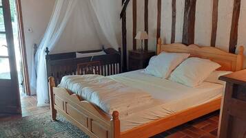 4 多间卧室、办公桌、熨斗/熨衣板、旅行婴儿床