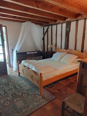 4 habitaciones, escritorio y tabla de planchar con plancha 