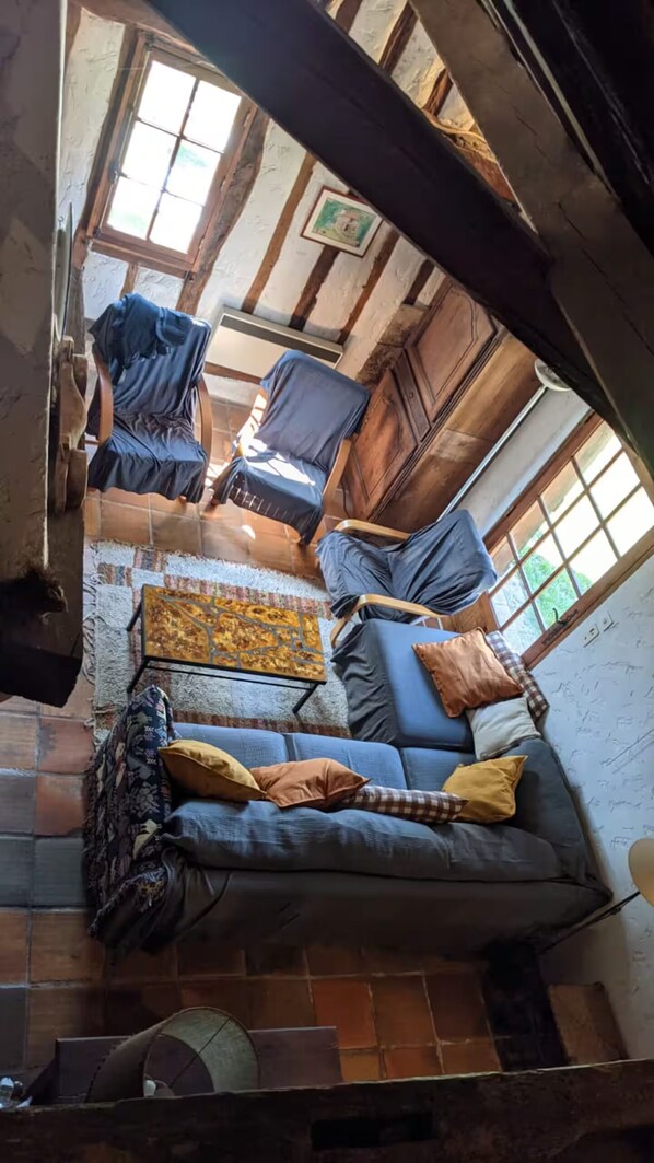 Televisión, chimenea, mesa de ping pong, libros