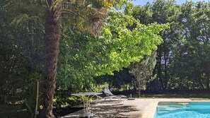 Una piscina techada, una piscina al aire libre