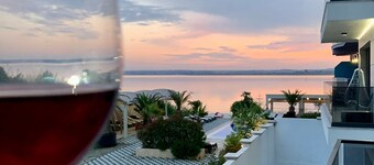 Luxury Apartment with Lakeside View In Mamaia-Nord