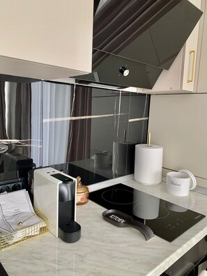 Micro-ondes, four, plaque de cuisson