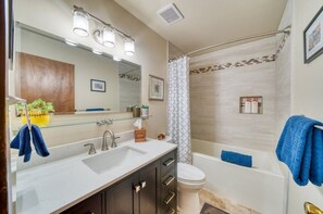 Hair dryer, towels, soap, toilet paper - Incline Village 1 Queen 1Bath with AC, WiFi & Parking (Incline Village)
