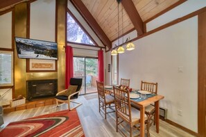 Dining - Incline Village 1 Queen 1Bath with AC, WiFi & Parking (Incline Village)