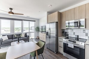 En 55-tommers Flatskjerm-TV med digitale kanaler samt Netflix og Hulu