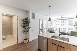 Lägenhet - 1 sovrum | Eget kök | Kylskåp, mikrovågsugn, ugn och spishäll