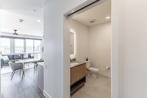 Secador de pelo, toallas, jabón, shampoo