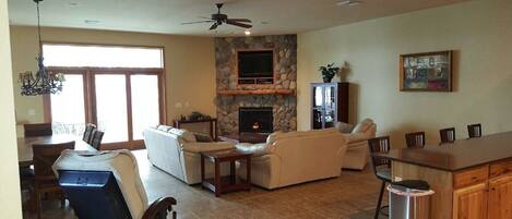 تلفزيون ذكي، مدفأة، ستيريو