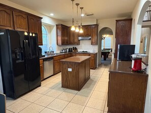 Fridge, oven, blender, cookware/dishes/utensils - Spacious 4200 sqft | 6 bdrms 4 bath | Gym |Pets OK (Little Elm)