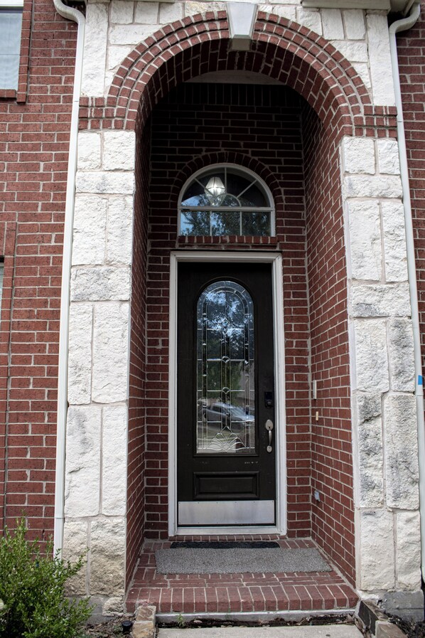 Exterior detail - Spacious 6 bedroom Home - Gym - Office - Games -  Near PGA & Universal Frisco (Little Elm)