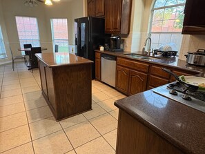 Private kitchen - Spacious 6 bedroom Home - Gym - Office - Games -  Near PGA & Universal Frisco (Little Elm)